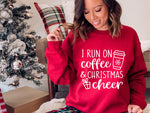 Lade das Bild in den Galerie-Viewer, Ich laufe auf Kaffee und Weihnachten Cheer Sweatshirt ,Weihnachten Cheer und Kaffee Hoodie, Christmas Sweatshirt, Weihnachtsgeschenk
