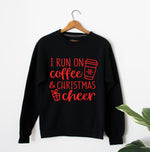 Lade das Bild in den Galerie-Viewer, Ich laufe auf Kaffee und Weihnachten Cheer Sweatshirt ,Weihnachten Cheer und Kaffee Hoodie, Christmas Sweatshirt, Weihnachtsgeschenk
