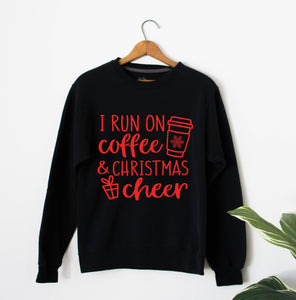 Ich laufe auf Kaffee und Weihnachten Cheer Sweatshirt ,Weihnachten Cheer und Kaffee Hoodie, Christmas Sweatshirt, Weihnachtsgeschenk