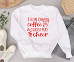 Lade das Bild in den Galerie-Viewer, Ich laufe auf Kaffee und Weihnachten Cheer Sweatshirt ,Weihnachten Cheer und Kaffee Hoodie, Christmas Sweatshirt, Weihnachtsgeschenk
