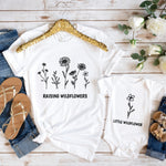 Lade das Bild in den Galerie-Viewer, Wildblumen-Shirt anheben, Kleines Wildblumen-Shirt, Mama und Baby Shirts, Blumen Shirt, Frauen Blume Shirt, Passendes Mama und ich Outfit,
