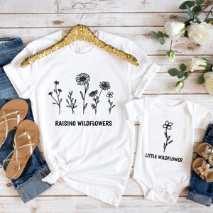 Wildblumen-Shirt anheben, Kleines Wildblumen-Shirt, Mama und Baby Shirts, Blumen Shirt, Frauen Blume Shirt, Passendes Mama und ich Outfit,